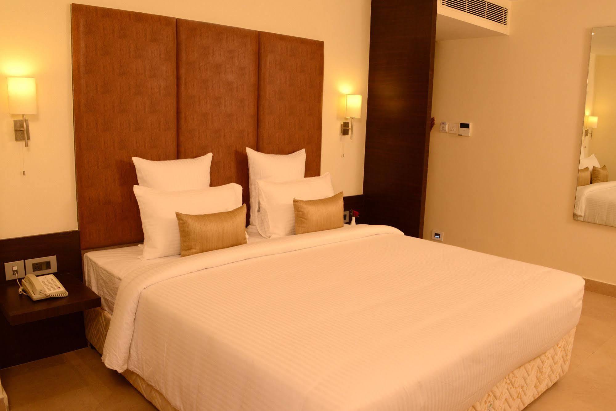 Blu Iris Hotel Chennai Exterior photo