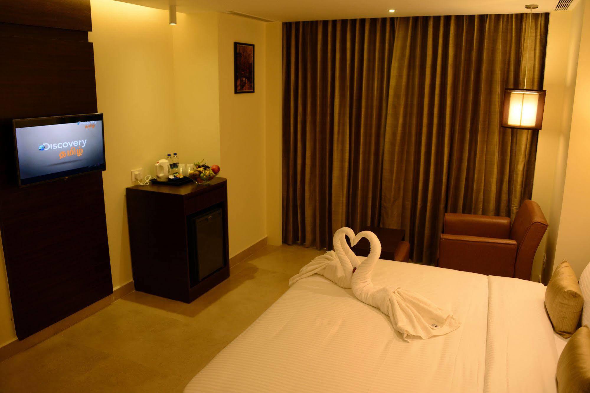 Blu Iris Hotel Chennai Exterior photo
